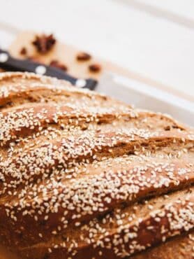 Com preparo simples e ingredientes acessíveis, você terá um pão macio, nutritivo e versátil que pode ser consumido no café da manhã ou como lanche da tarde.