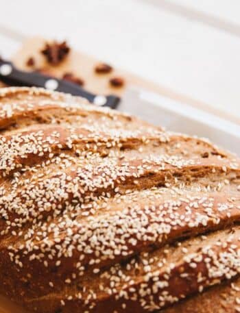 Com preparo simples e ingredientes acessíveis, você terá um pão macio, nutritivo e versátil que pode ser consumido no café da manhã ou como lanche da tarde.