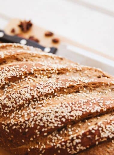 Com preparo simples e ingredientes acessíveis, você terá um pão macio, nutritivo e versátil que pode ser consumido no café da manhã ou como lanche da tarde.