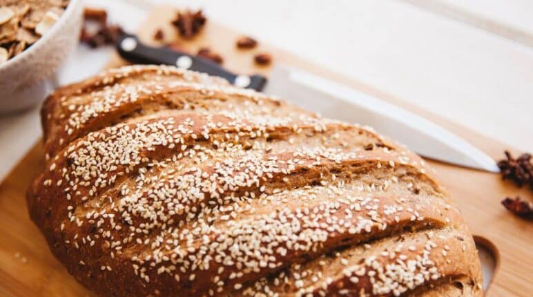 Com preparo simples e ingredientes acessíveis, você terá um pão macio, nutritivo e versátil que pode ser consumido no café da manhã ou como lanche da tarde.